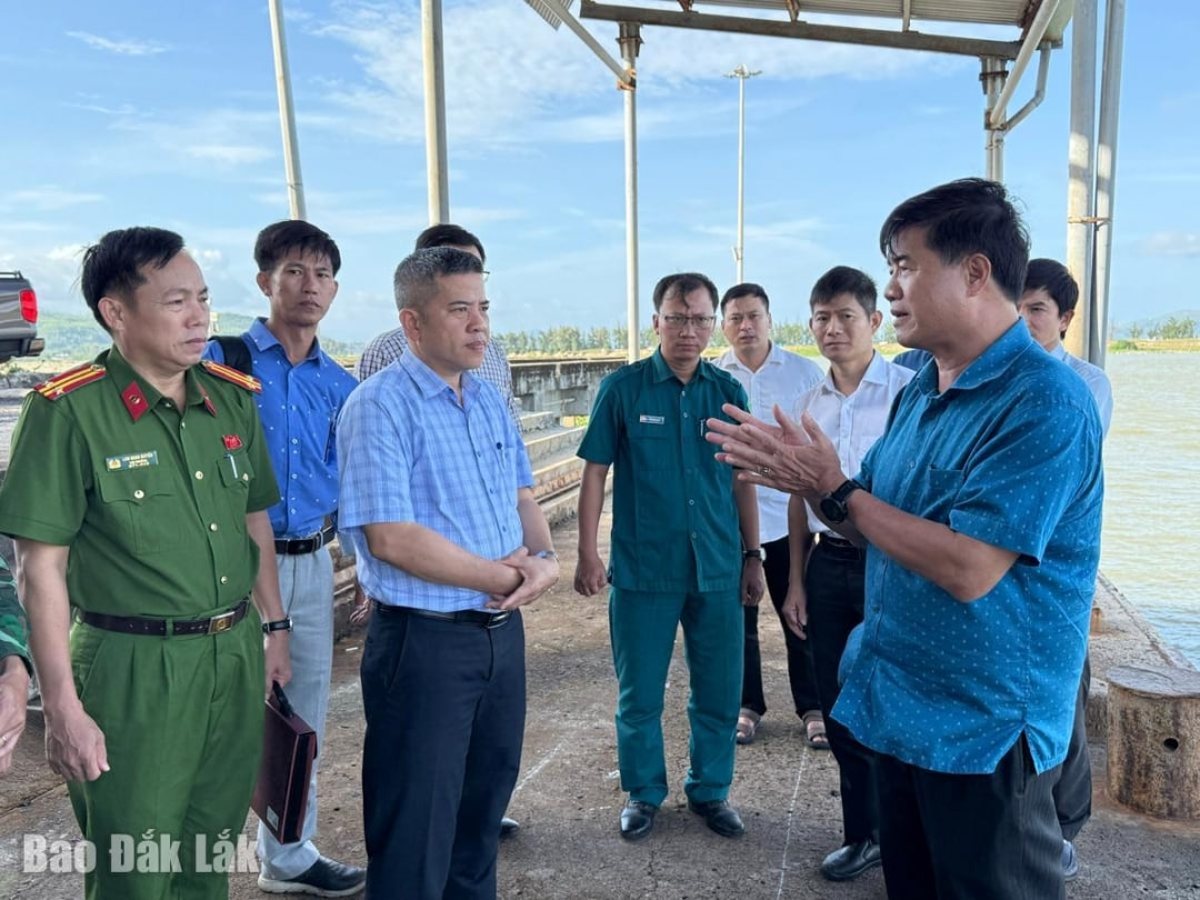 Phó Chủ tịch UBND tỉnh Nguyễn Thiên Văn, kiểm tra công tác phòng chống bão số 13 tại Cảng cá Tiên Châu.