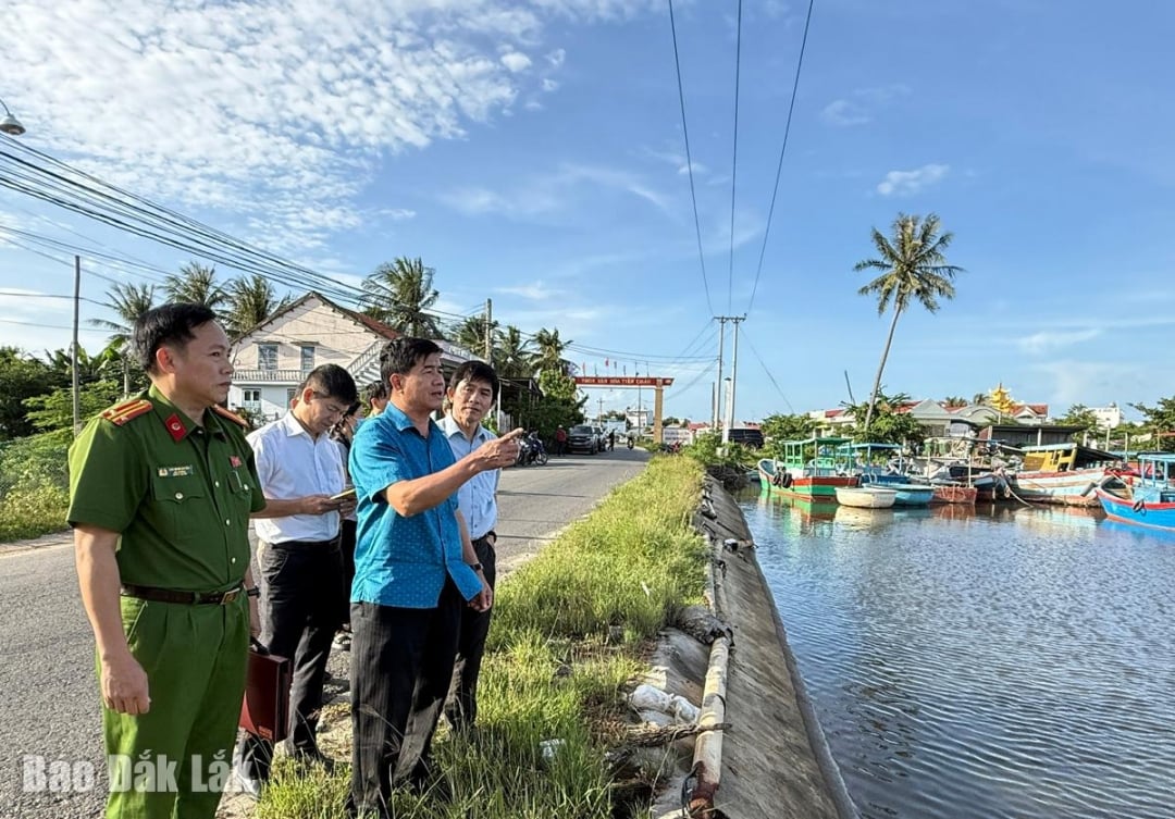 Phó Chủ tịch UBND tỉnh Nguyễn Thiên Văn, kiểm tra khu neo đậu thuyền của xã.