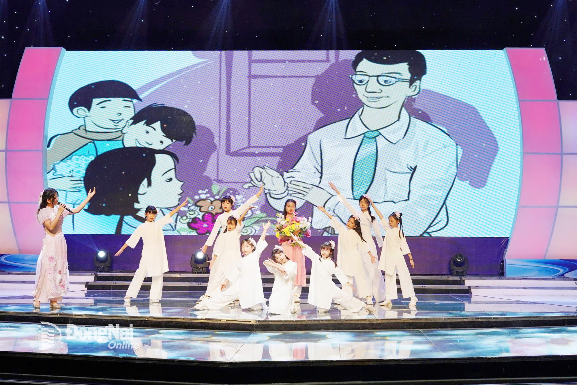 Ca sĩ nhí Thảo Nguyên thể hiện tình cảm của mình dành cho thầy cô thông qua ca khúc “Lời tri ân”, sáng tác nhạc sĩ Nguyễn An Đệ, tại Sân khấu Nhà hát Báo và Phát thanh, Truyền hình Đồng Nai. Ảnh: Phương Dung