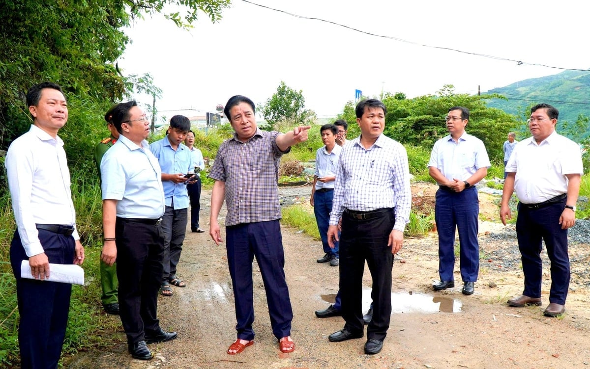 Chủ tịch UBND tỉnh Khánh Hòa Nguyễn Khắc Toàn kiểm tra công tác ứng phó bão số 13 khu vực phía Bắc, tỉnh Khánh Hòa. Ảnh: Nguyễn Hoàng.