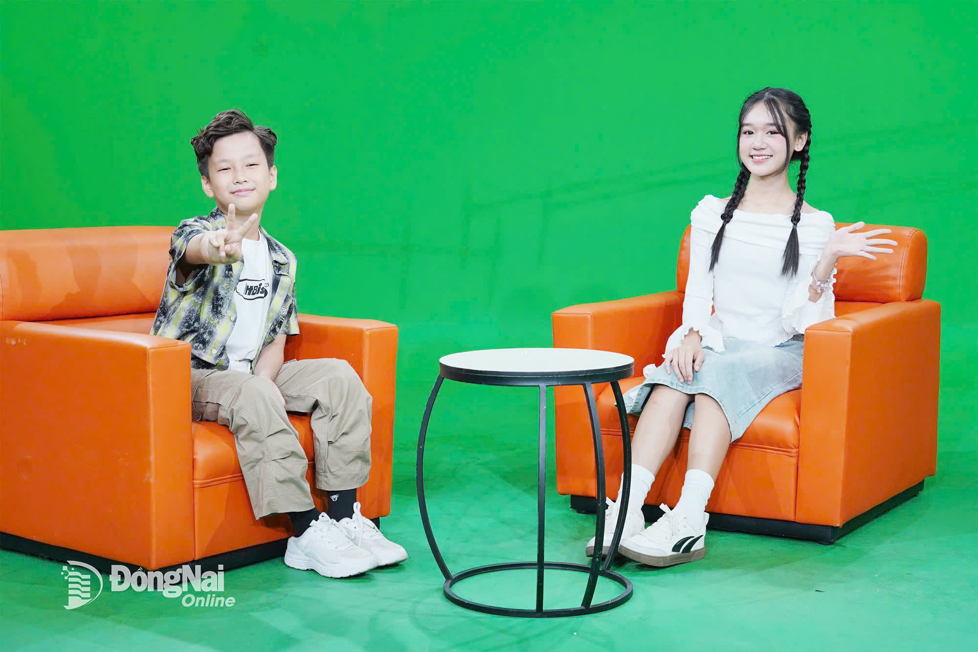 MC Châu Phát - Thảo Nhi phấn khởi khi được đồng hành cùng các bạn trong chương trình Vườn hoa âm nhạc tuổi thơ với chủ đề “Lời tri ân gửi thầy cô”. Ảnh: Xuân Phú