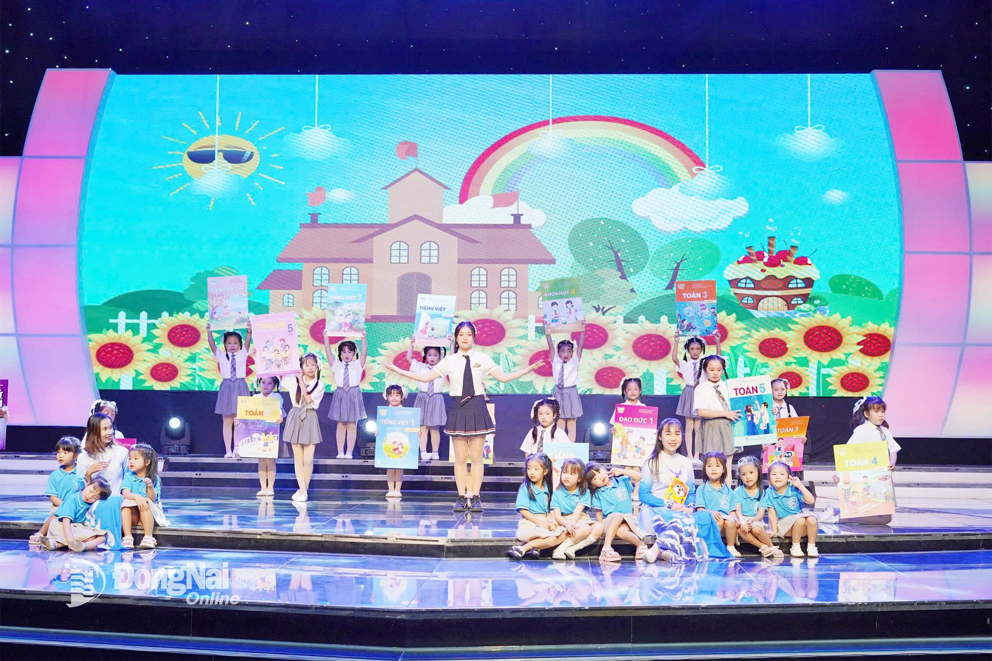 Ca sĩ nhí Ái Khanh cùng Vũ đoàn Bầu Trời Xanh và Vũ đoàn Happy Kids thể hiện ca khúc “Niềm vui của thầy cô”, sáng tác nhạc sĩ Nguyễn Văn Chung, tại Sân khấu Nhà hát Báo và Phát thanh, Truyền hình Đồng Nai. Ảnh: Phương Dung