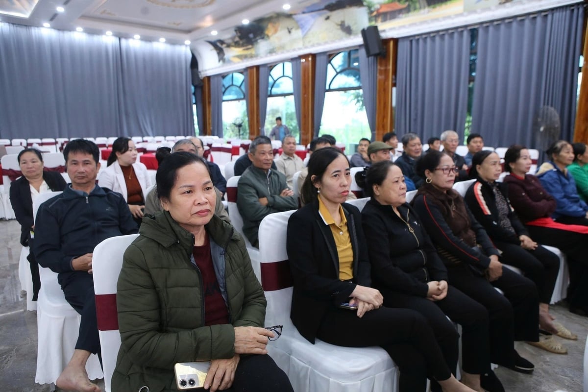 Εκπρόσωποι καλλιεργητών κασάβας που παρευρίσκονται στο εργαστήριο. Φωτογραφία: Thanh Tam. Đại diện các hộ trồng sắn tham dự hội thảo. Ảnh: Thanh Tâm.