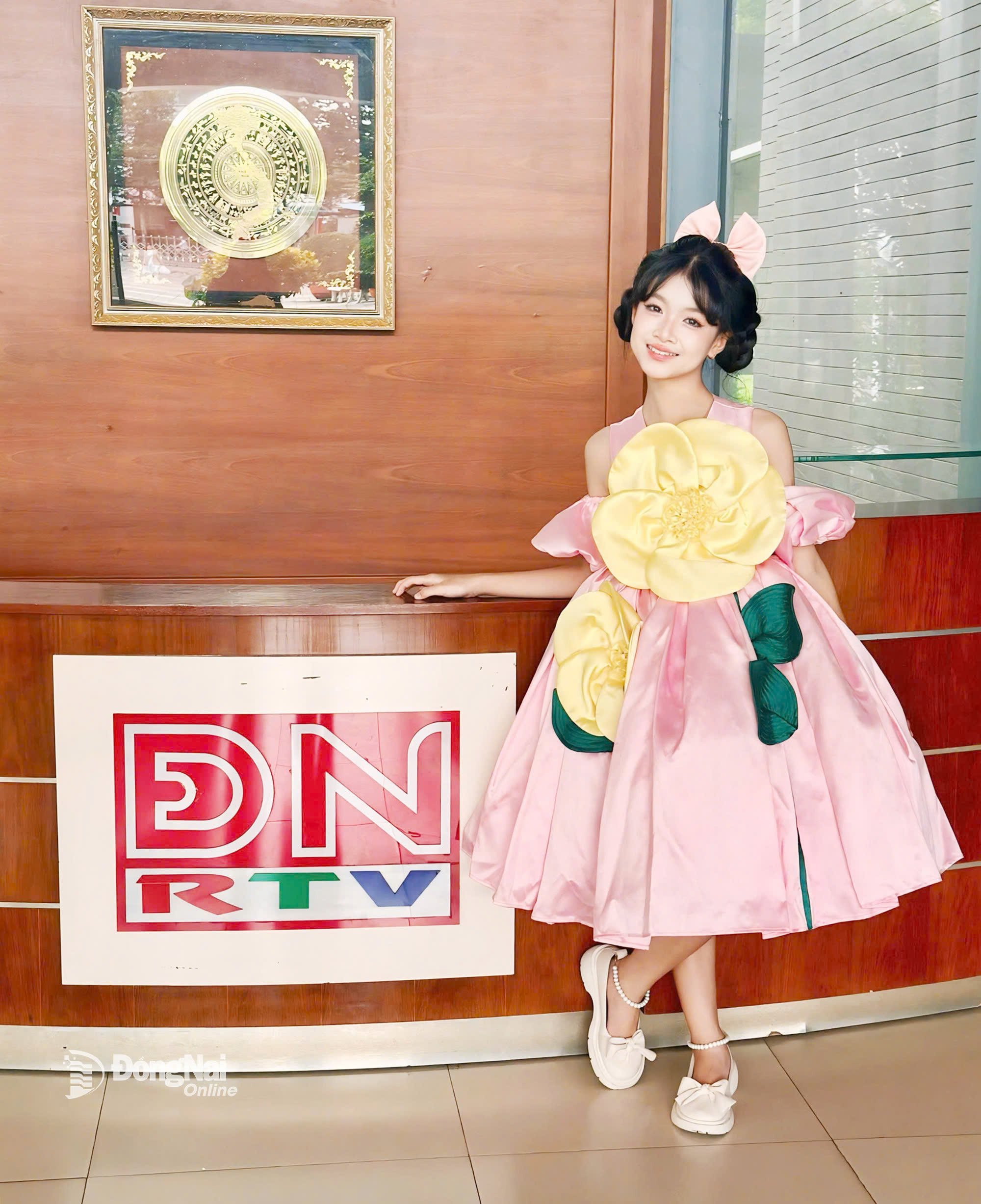  Annie Thiên Kim  dành tặng những tình cảm sâu sắc và tôn kính nhất đến các thầy cô giáo trong ngày 20-11 thông qua những ca khúc viết về thầy cô do em thể hiện. Em kính chúc quý thầy cô luôn mạnh khỏe, hạnh phúc và công tác tốt. Ảnh: Minh Huệ