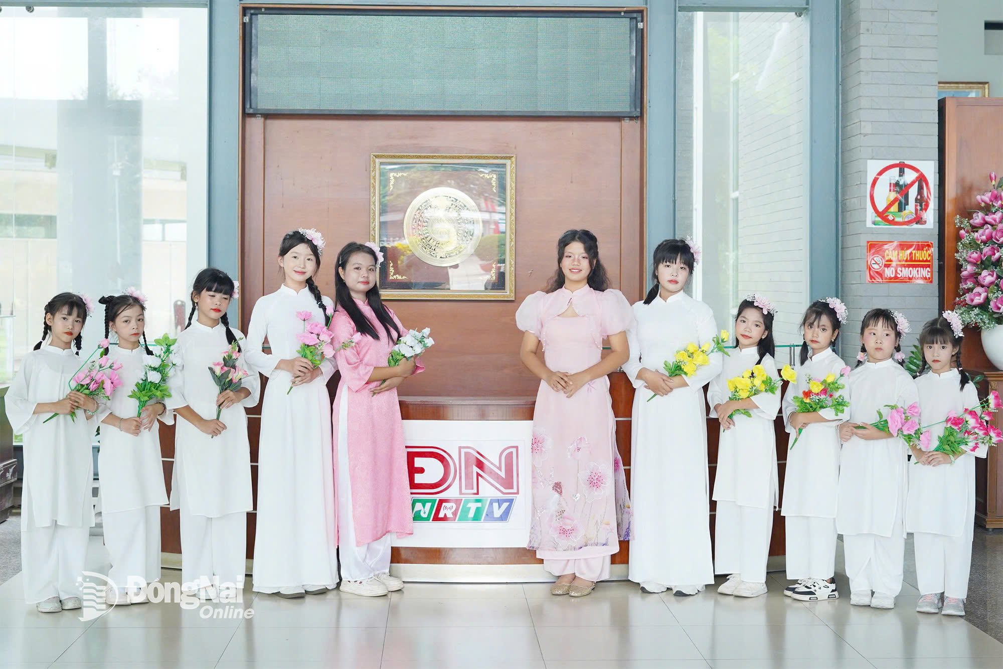 Ca sĩ nhí Thảo Nguyên và Vũ đoàn Bầu Trời Xanh lưu lại kỷ niệm đáng nhớ khi tham gia chương trình tại Báo và Phát thanh, Truyền hình Đồng Nai. Ảnh: Xuân Phú