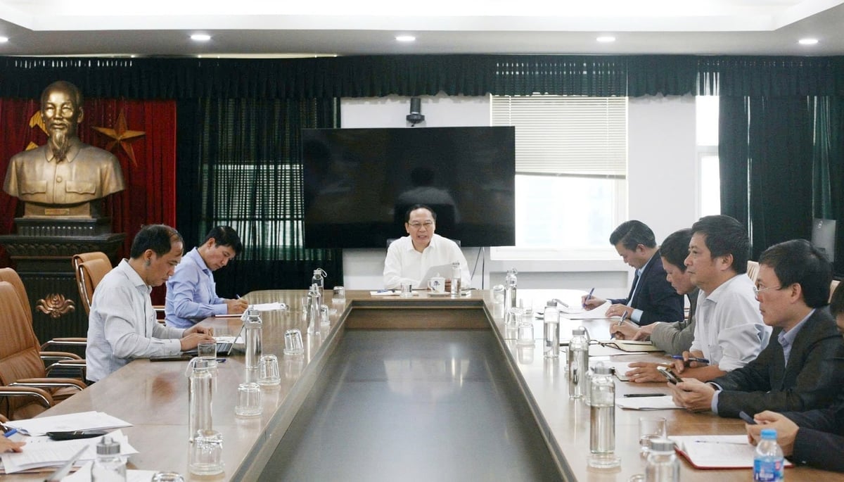 Thứ trưởng Lê Công Thành họp bàn với các đơn vị thuộc Bộ về Kế hoạch hành động bảo vệ môi trường ngay trong 2 tháng cuối năm. Ảnh: Kiều Chi.