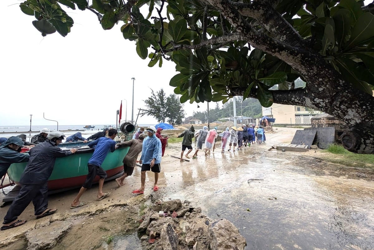 Hỗ trợ người dân đưa tàu thuyền về nơi an toàn. Ảnh: CTV.