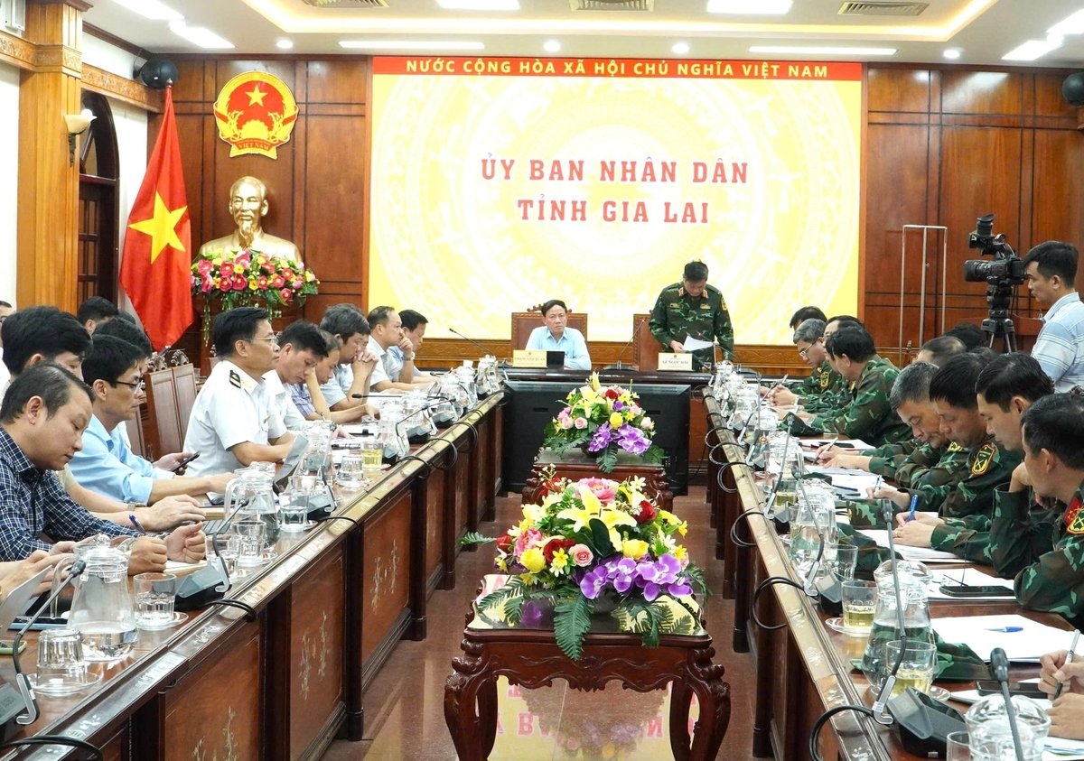 הוועדה העממית של מחוז ג'יה לאי קיימה ועידה כדי להגיב לסופה מספר 13. צילום: טואן אנה. UBND tỉnh Gia Lai tổ chức hội nghị ứng phó với bão số 13. Ảnh: Tuấn Anh.