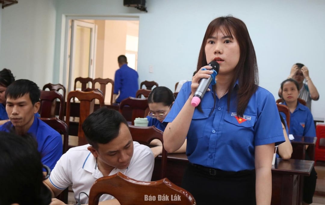 សមាជិក​សហភាព​យុវជន​បាន​លើក​សំណួរ​ទៅ​អនុលេខា​គណៈកម្មាធិការ​បក្ស និង​ជា​ប្រធាន​សម័យ​សន្ទនា។