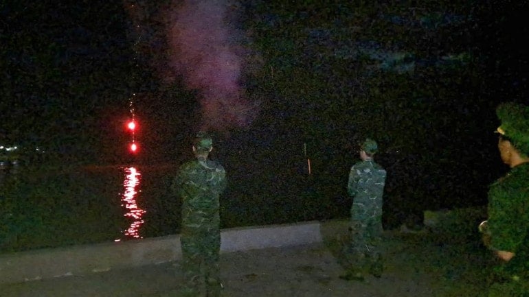 Stația de Grăniceri Phuoc Dinh a tras rachete de semnalizare de urgență pentru furtună. gen-h-z7190023682818-2c79d3b15255a839d19181bbe4613920-1052.jpg
