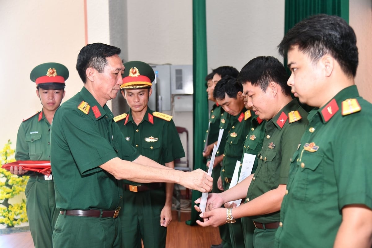 Đại tá Cao Minh Tâm, Phó Chính ủy Bộ CHQS tỉnh, trao giấy chứng nhận cho các học viên hoàn thành lớp bồi dưỡng tiếng Khmer. Ảnh: Văn Vũ.
