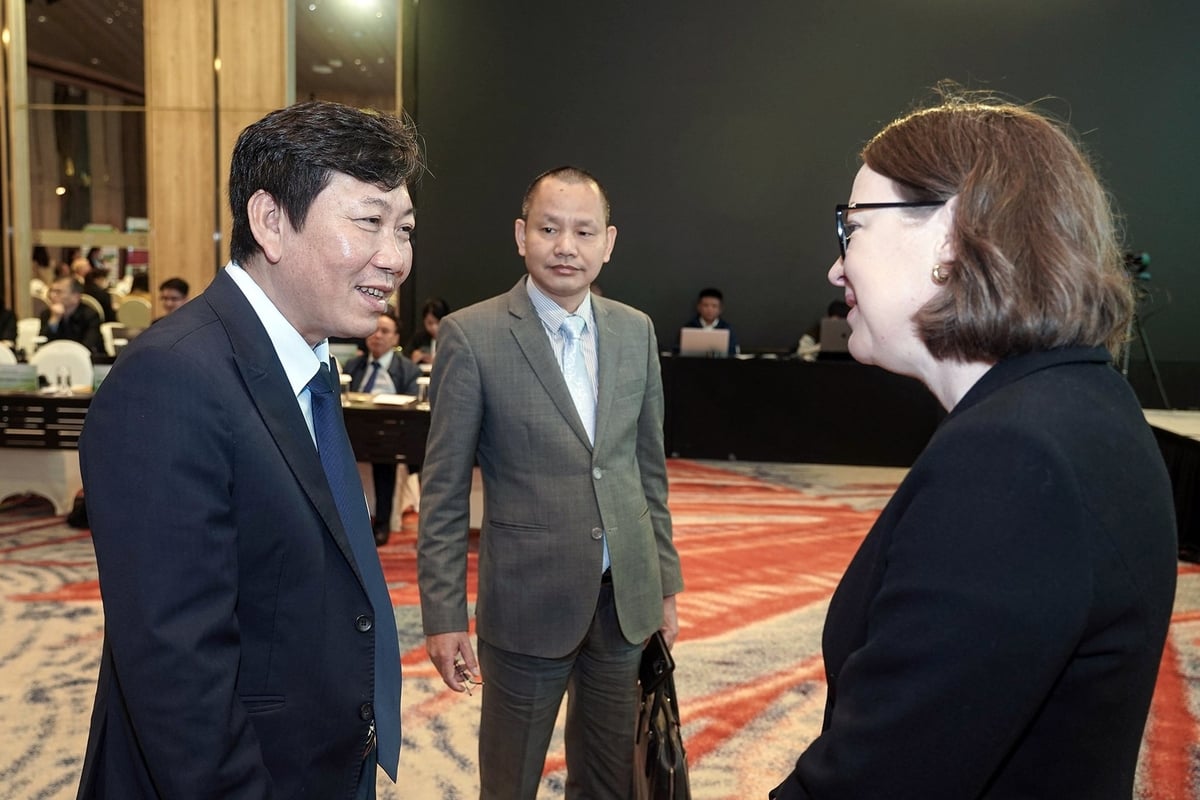 Direktur Departemen Kerja Sama Internasional Nguyen Do Anh Tuan (sampul kiri) berbincang dengan Duta Besar Irlandia untuk Vietnam. Foto: Bao Thang. Vụ trưởng Vụ Hợp tác Quốc tế Nguyễn Đỗ Anh Tuấn (bìa trái) trò chuyện cùng Đại sứ Ireland tại Việt Nam. Ảnh: Bảo Thắng.