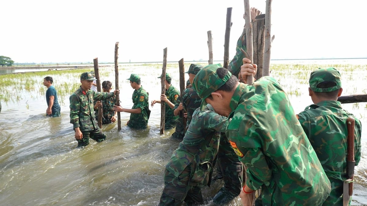 Lực lượng vũ trang giúp dân khắc phục hậu quả thiên tai. Ảnh: Trần Trung.