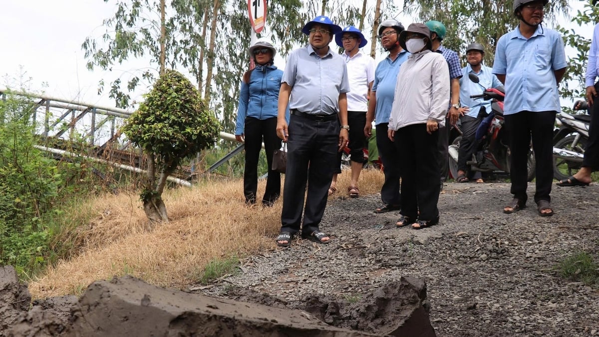 Ông Nguyễn Minh Lâm - Phó Chủ tịch UBND tỉnh Tây Ninh cùng đoàn công tác kiểm tra công tác phòng chống thiên tai tại khu vực Đồng Tháp Mười. Ảnh: CTV.