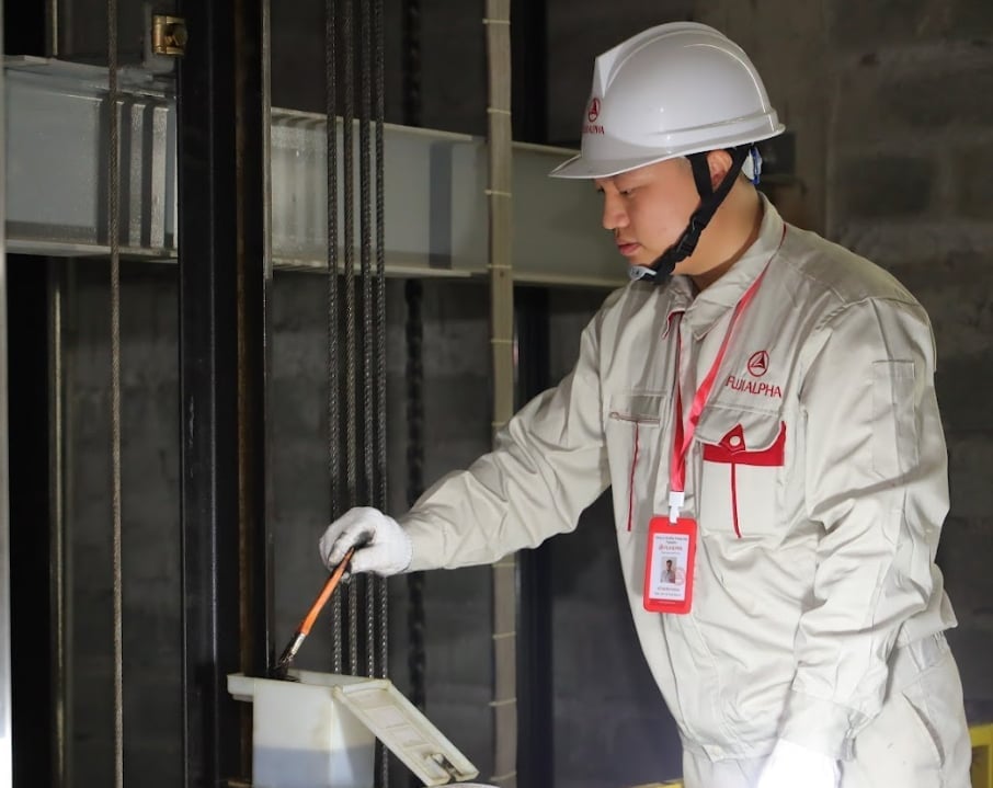 Os elevadores de carga da FUJIALPHA ajudam a melhorar os processos operacionais, garantindo a máxima segurança no ambiente de produção. Foto: Alphanam. Thang tải hàng của FUJIALPHA hỗ trợ cải thiện quy trình hoạt động, đảm bảo tối đa an toàn trong môi trường sản xuất. Ảnh: Alphanam.