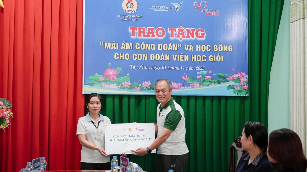 Đại diện KCN Việt Nam trao kinh phí hỗ trợ xây sửa nhà 'Mái ấm Công đoàn' cho chị Nguyễn Thị Kim Chi – đoàn viên công đoàn tại tỉnh Tây Ninh. Ảnh: KCN Việt Nam.