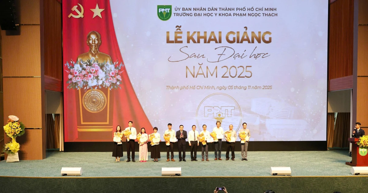 Trường ĐH Y khoa Phạm Ngọc Thạch tuyên dương 12 thủ khoa đầu vào sau đại học