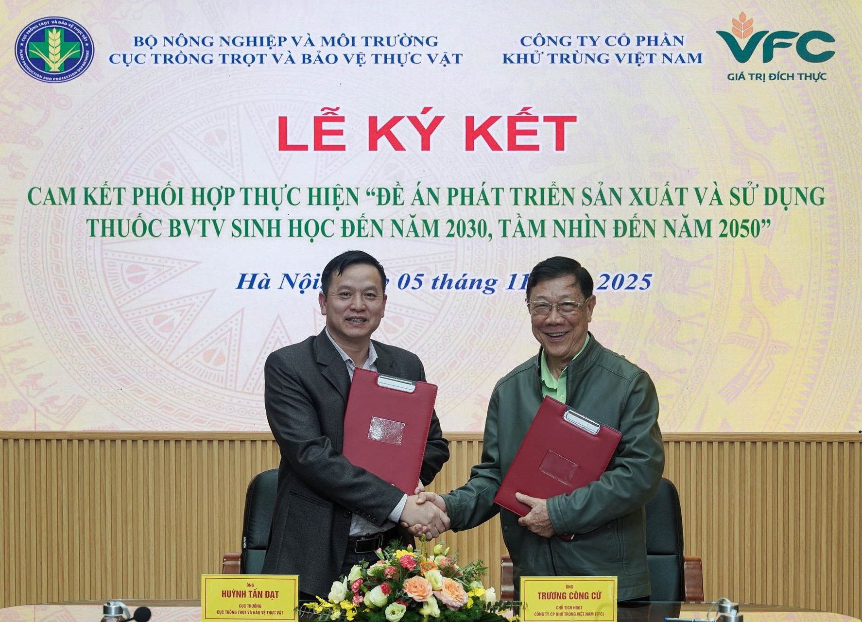 Lãnh đạo 2 cơ quan ký kết thỏa thuận hợp tác. Ảnh: Bảo Thắng.