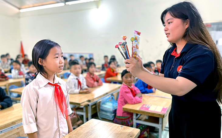 Tiếng Anh thành ngôn ngữ thứ 2: Bổ sung chứ không thay thế tiếng Việt - Ảnh 1.