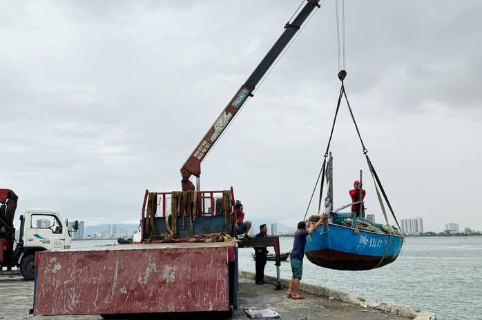 Đà Nẵng cho học sinh nghỉ học để phòng tránh bão Kalmaegi an toàn - Ảnh 1.