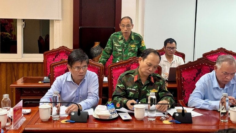 Överste Nguyen Cong Tuan, biträdande befälhavare och stabschef för Dak Lak provinsiella gränsbevakningskommando, rapporterade om situationen och genomförandet av stormförebyggande och stormkontrollåtgärder nr 13. img-0634-9174.jpg