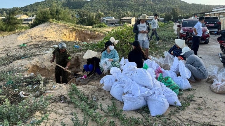 Människor i kommunen Xuan Canh skyndar sig att förbereda sandsäckar för att förstärka sina hus innan storm nummer 13 slår till. img-0633-7422.jpg