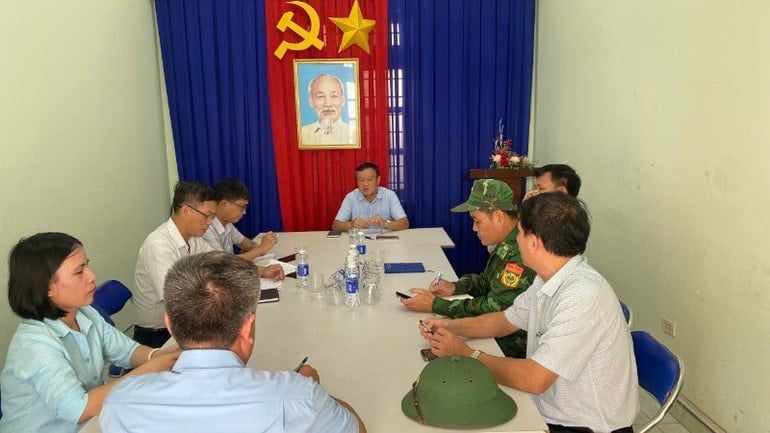 Vice ordförande för Dak Lak provinsiella folkkommitté. Dao My inspekterade stormberedskapsarbete nr 13 vid Dong Tac fiskehamn, Phu Yen-distriktet. img-0631-2882-7500.jpg