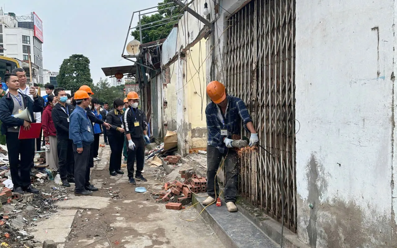 Lực lượng chức năng phường Ô Chợ Dừa thực hiện cưỡng chế đối với công trình Hợp tác xã Nông nghiệp Hoàng Cầu (do ông Đinh Văn Tám đang sử dụng) tại số 20A cùng khu, diện tích 30,8m².