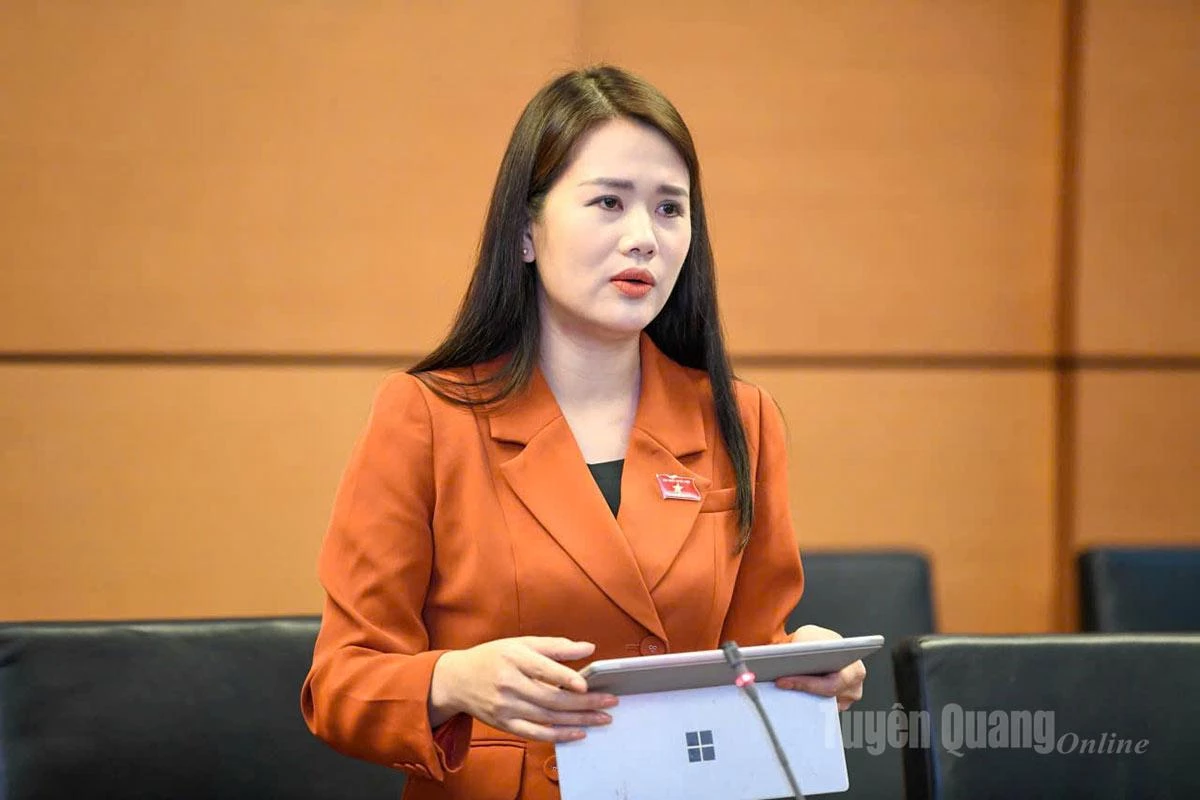 ผู้แทน Vuong Thi Huong พูดระหว่างการอภิปราย