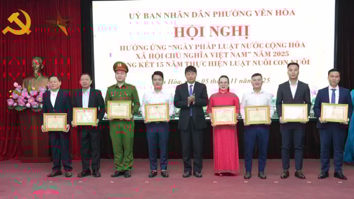 Yen Hoa Ward responds to Vietnam Law Day - Photo 3. Phường Yên Hòa hưởng ứng Ngày Pháp luật Việt Nam- Ảnh 3.