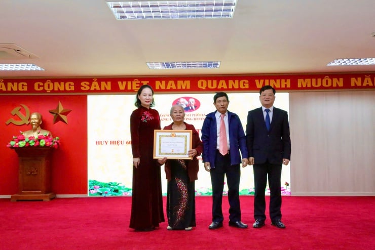 ຄະນະພັກແຂວງ ດົ່ງນ້ອຍ ໄດ້ມອບໃບຍ້ອງຍໍຂອງພັກ ໃນວັນທີ 7 ພະຈິກ 2025 - ຮູບທີ 1. Đảng ủy phường Dương Nội trao tặng Huy hiệu Đảng đợt 7/11/2025- Ảnh 1.