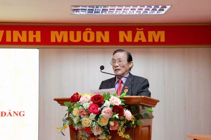 ຄະນະພັກແຂວງ ດົ່ງນ້ອຍ ໄດ້ມອບໃບຍ້ອງຍໍຂອງພັກ ໃນວັນທີ 7 ພະຈິກ 2025 - ຮູບທີ 2. Đảng ủy phường Dương Nội trao tặng Huy hiệu Đảng đợt 7/11/2025- Ảnh 2.