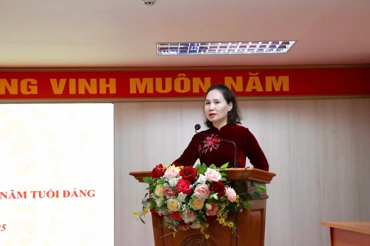 ຄະນະພັກເຂດບ້ານດົງນ້ອຍໄດ້ມອບໃບຍ້ອງຍໍຂອງພັກໃນວັນທີ 7 ພະຈິກ 2025 - ຮູບທີ 3. Đảng ủy phường Dương Nội trao tặng Huy hiệu Đảng đợt 7/11/2025- Ảnh 3.