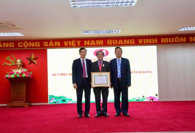 ຄະນະພັກແຂວງ ດົ່ງນ້ອຍ ໄດ້ມອບໃບຍ້ອງຍໍຂອງພັກ ໃນວັນທີ 7 ພະຈິກ 2025 - ຮູບທີ 4. Đảng ủy phường Dương Nội trao tặng Huy hiệu Đảng đợt 7/11/2025- Ảnh 4.