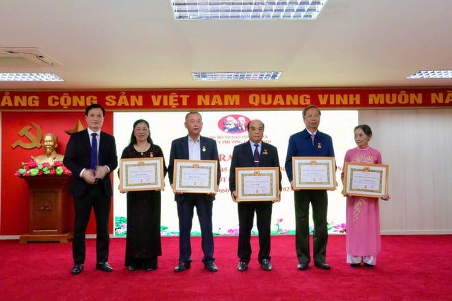 ຄະນະພັກເຂດບ້ານດົງນ້ອຍໄດ້ມອບໃບຍ້ອງຍໍຂອງພັກໃນວັນທີ 7 ພະຈິກ 2025 - ຮູບທີ 5. Đảng ủy phường Dương Nội trao tặng Huy hiệu Đảng đợt 7/11/2025- Ảnh 5.