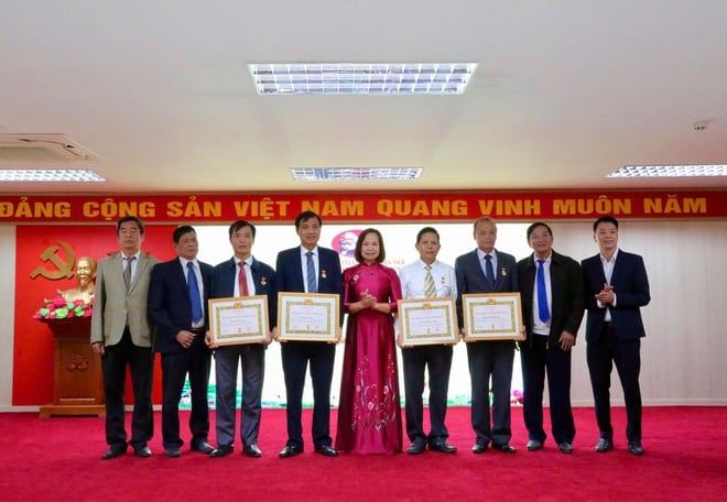 ຄະນະພັກເຂດບ້ານດົງນ້ອຍໄດ້ມອບໃບຍ້ອງຍໍຂອງພັກໃນວັນທີ 7 ພະຈິກ 2025 - ຮູບທີ 6. Đảng ủy phường Dương Nội trao tặng Huy hiệu Đảng đợt 7/11/2025- Ảnh 6.