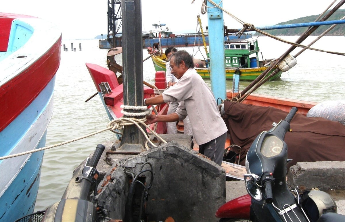 Đến trước 15h ngày 6/11, tuyệt đối không còn ngư dân nào ở trên những tàu cá đang neo đậu tại cảng cá. Ảnh: V.Đ.T.