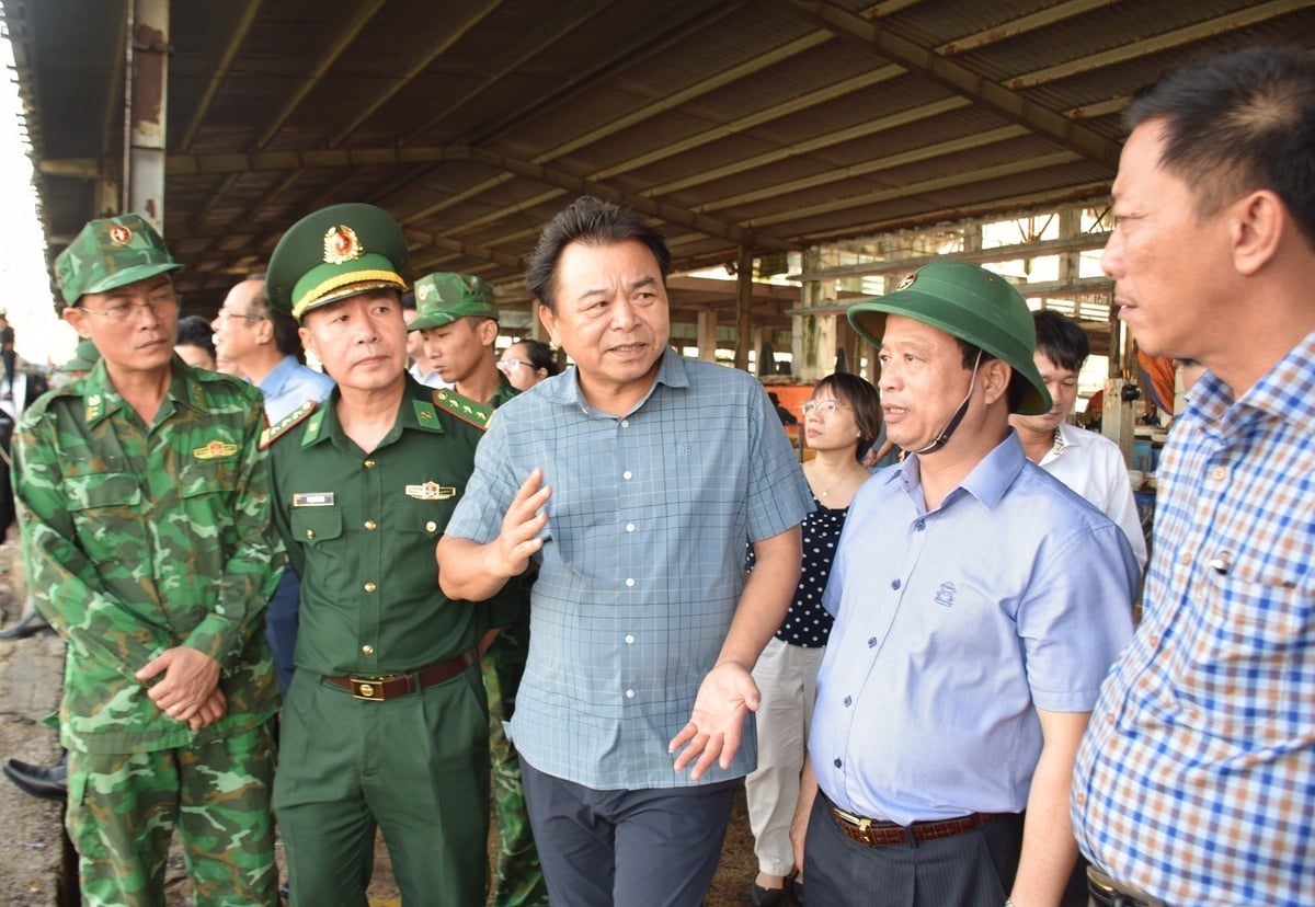 Thứ trưởng Nguyễn Hoàng Hiệp chỉ đạo Ban Quản lý Cảng cá Quy Nhơn đảm bảo an toàn tối đa cho các tàu cá neo đậu tránh trú bão. Ảnh: V.Đ.T.