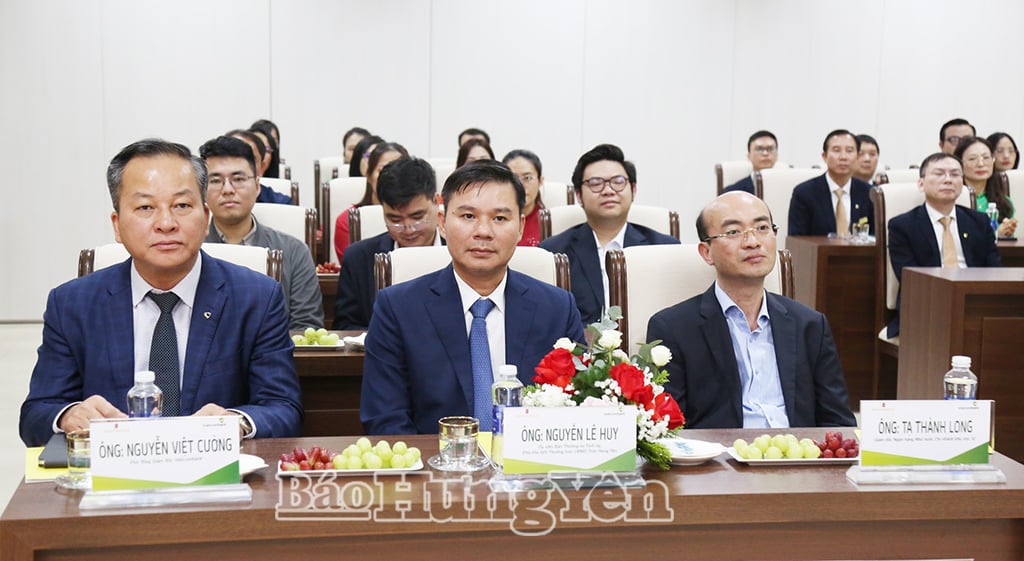 Delegáti účastnící se ceremoniálu.