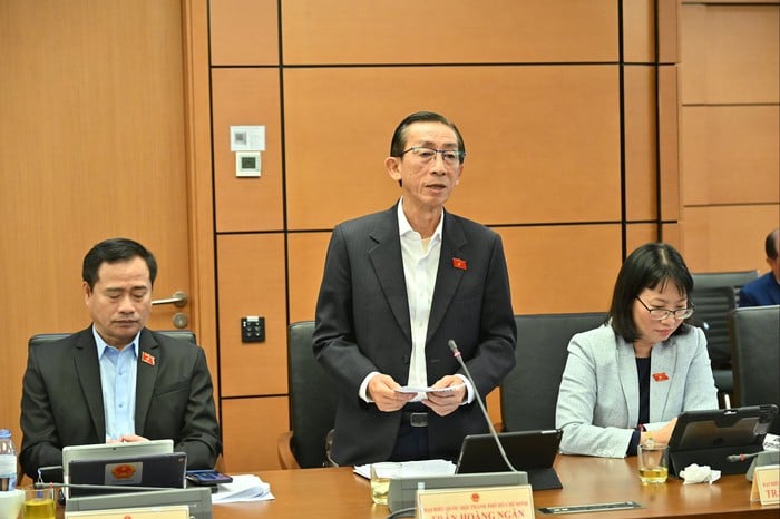 국회의원들이 고소득자가 낮은 급여를 받는 문제를 지적하고 있다 - 사진 1.