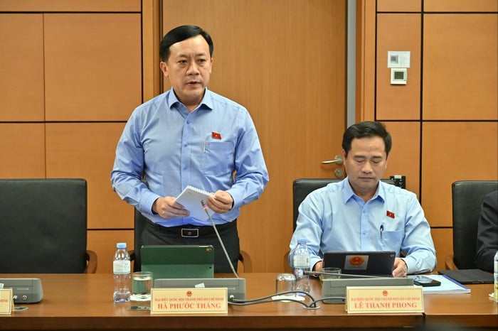 국회의원들이 고소득자가 낮은 급여를 받는 문제를 지적하고 있다 - 사진 2.