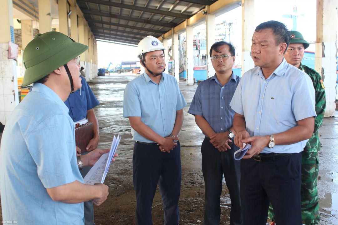 Președintele Comitetului Popular al districtului Hoa Hiep, Huynh Nguyen Ngoc Giang, a raportat vicepreședintelui și delegației de lucru situația ambarcațiunilor din portul de pescuit Phu Lac.