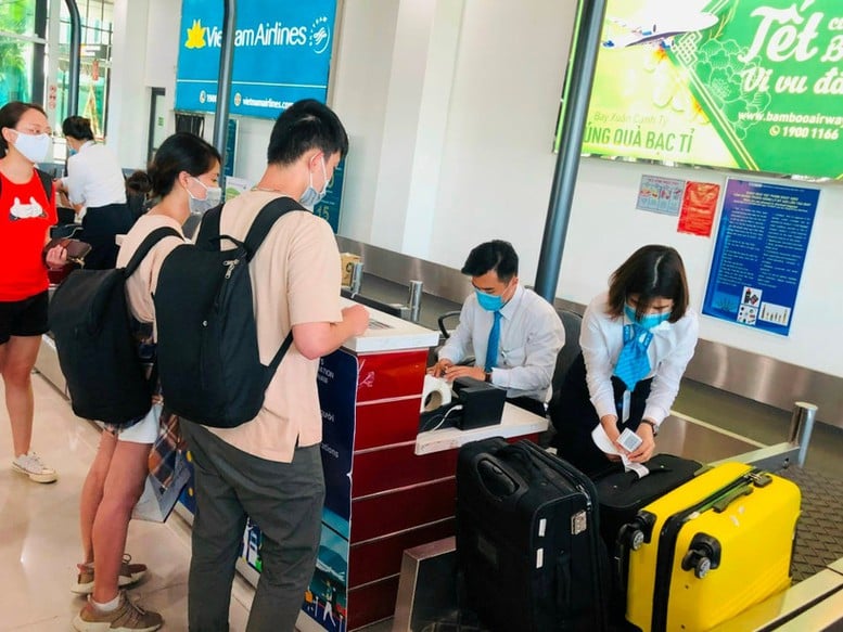 Cân hành lý xách tay cần tránh gây phiền hà cho hành khách- Ảnh 1.