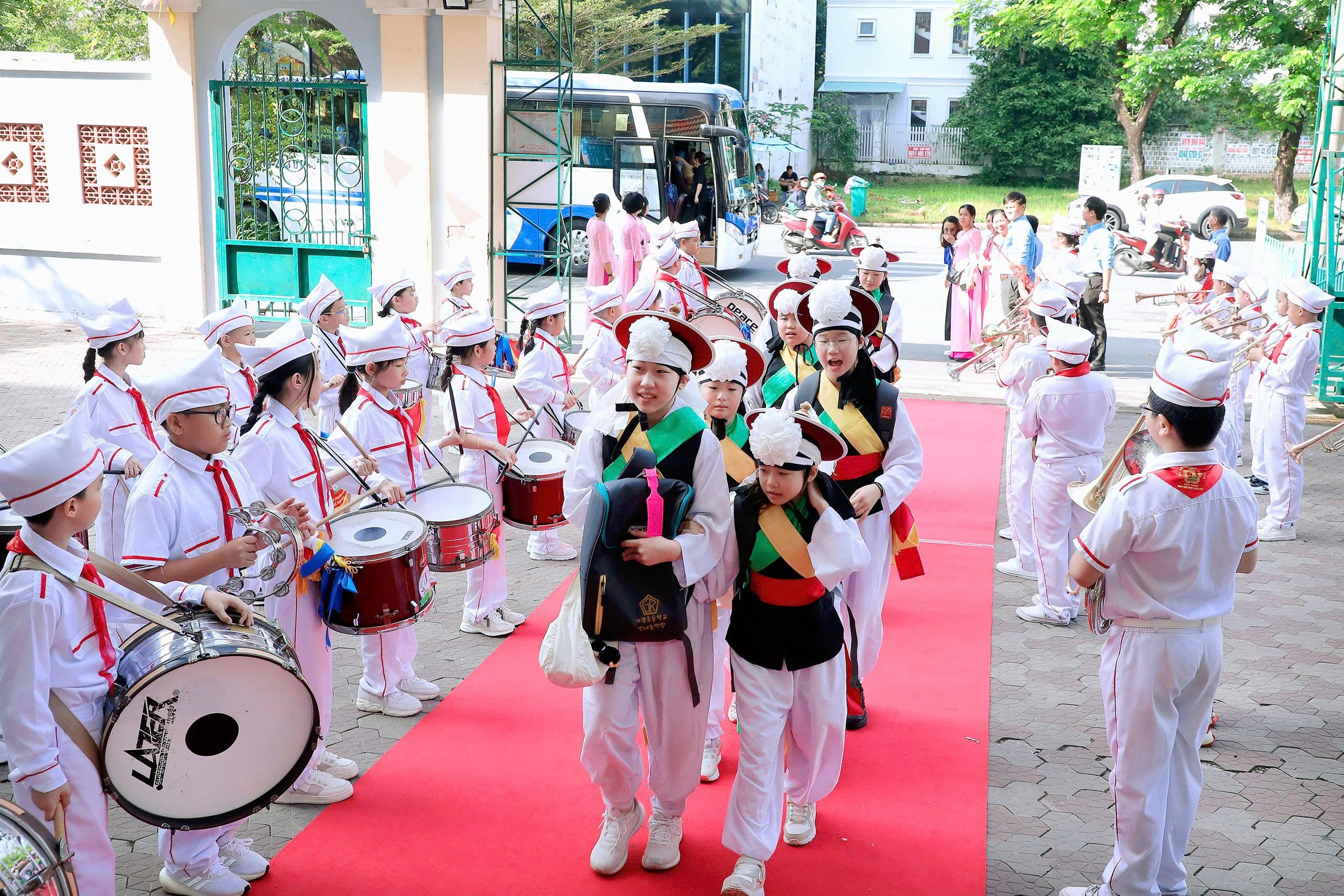 Độc đáo nông nhạc Hàn Quốc biểu diễn ở trường học TP.HCM- Ảnh 1.