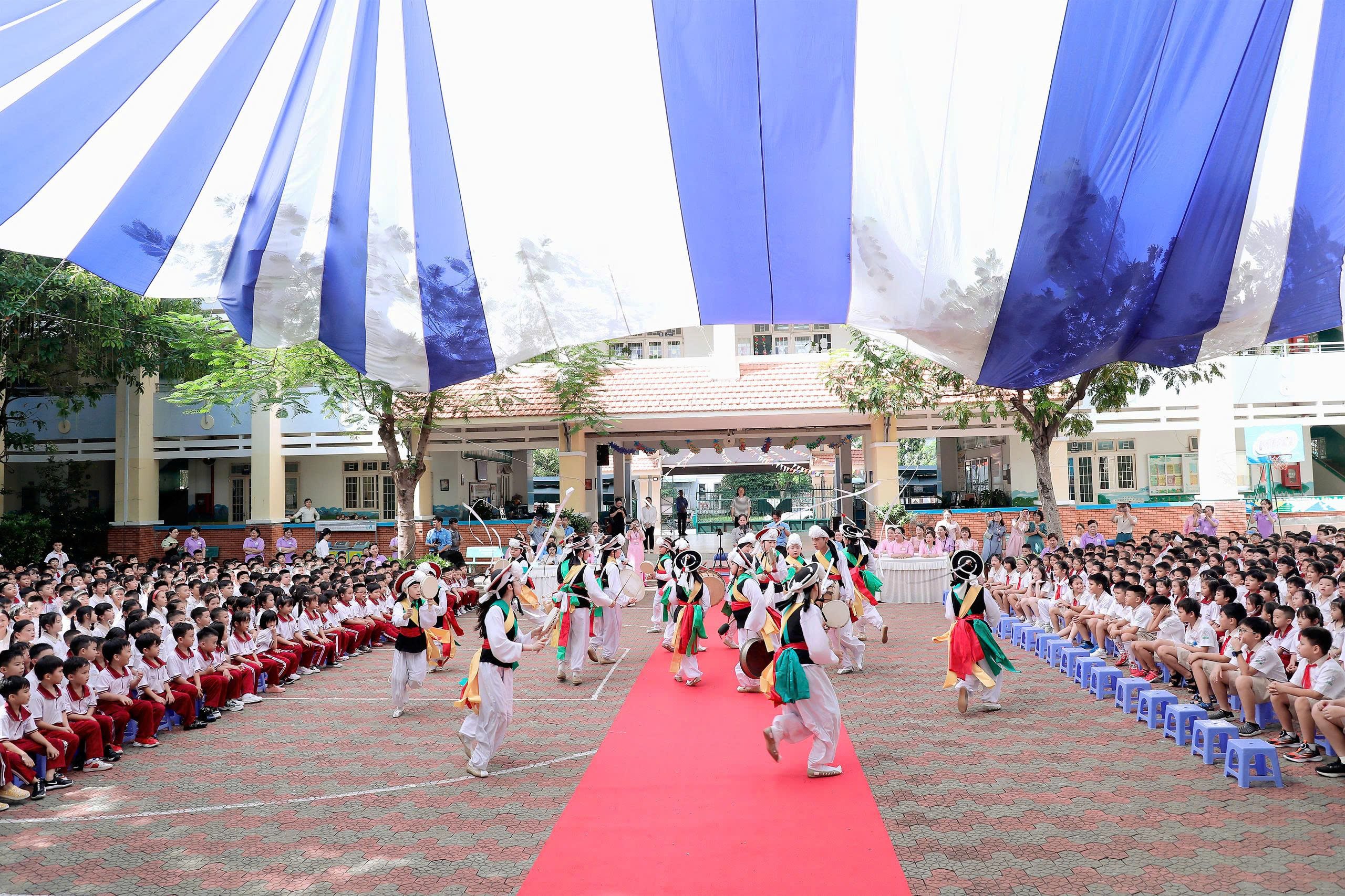 Độc đáo nông nhạc Hàn Quốc biểu diễn ở trường học TP.HCM- Ảnh 2.