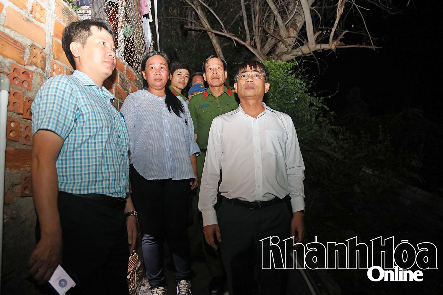 ប្រធានគណៈកម្មាធិការប្រជាជននៃសង្កាត់ Tran Xuan Tay និងកងកម្លាំងពាក់ព័ន្ធបានធ្វើការស្ទង់មតិនៅ Cau Da Residential Group។