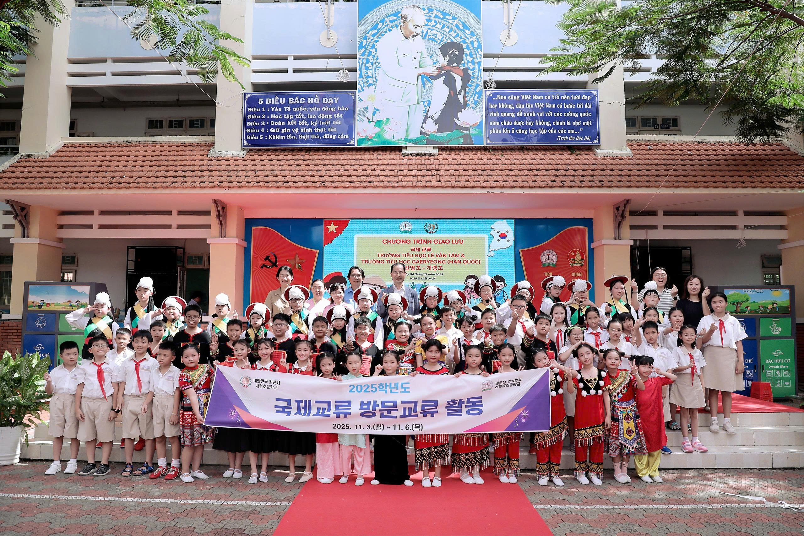 Độc đáo nông nhạc Hàn Quốc biểu diễn ở trường học TP.HCM- Ảnh 9.