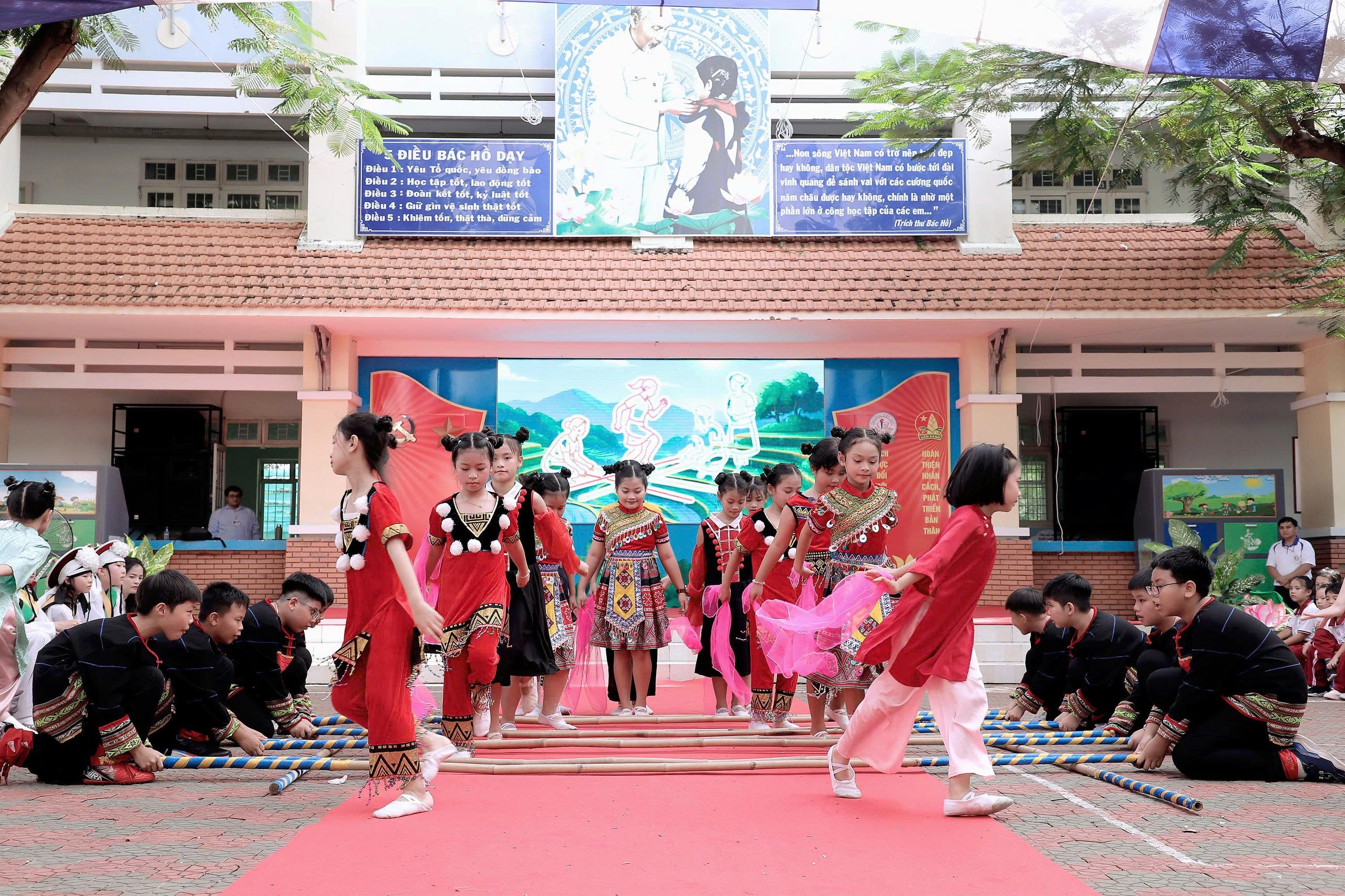 Độc đáo nông nhạc Hàn Quốc biểu diễn ở trường học TP.HCM- Ảnh 10.