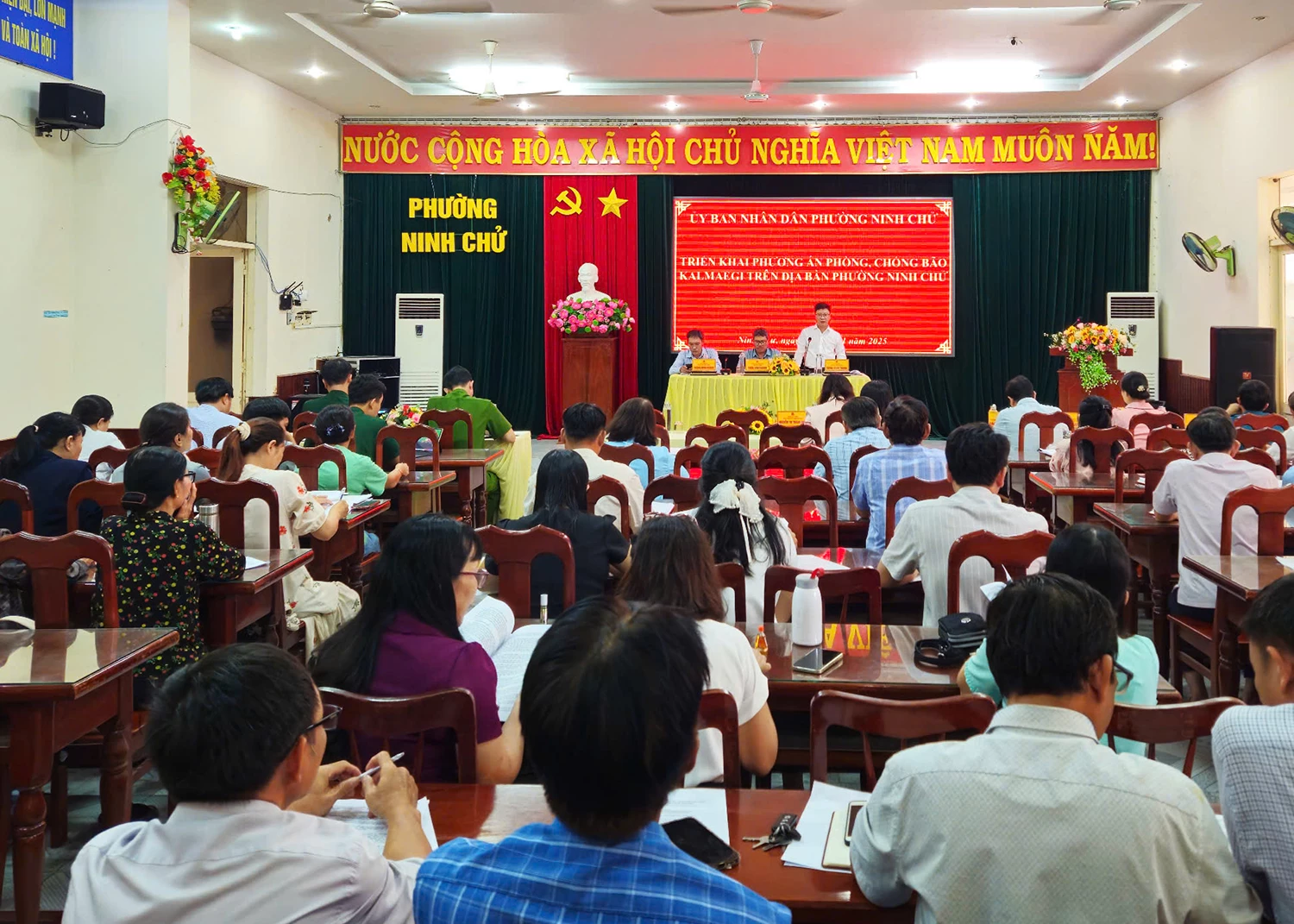 Das Volkskomitee des Bezirks Ninh Chu hielt eine Sitzung ab, um Pläne zur Vorbeugung und Bekämpfung des Sturms Nr. 13 umzusetzen.