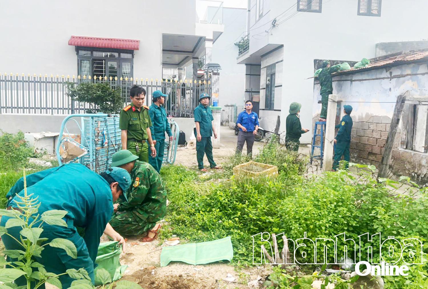 Die Streitkräfte unterstützten die Bevölkerung dabei, ihre Häuser zu sichern und abzustützen.